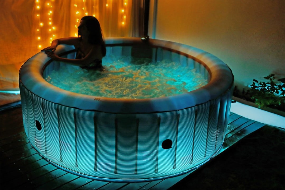 Do Inflatable Hot Tubs Have Seats 01