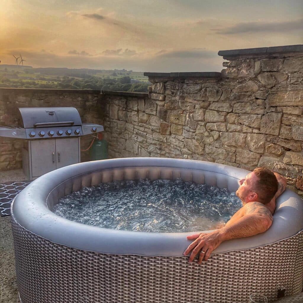 What is the life expectancy of an inflatable hot tub? 1 What is the life expectancy of an inflatable hot tub 02